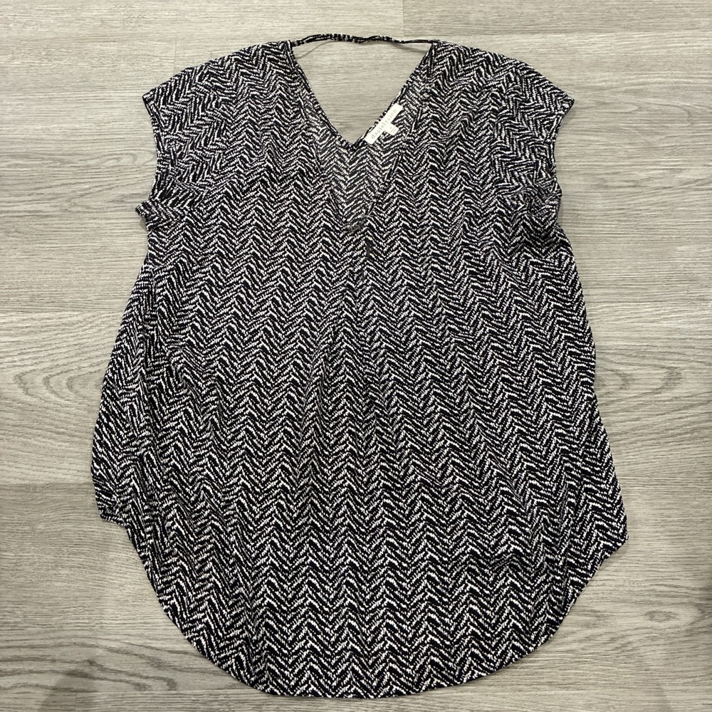 Daniel Rainn Black & White Sleeveless Vneck Blouse  | Size M